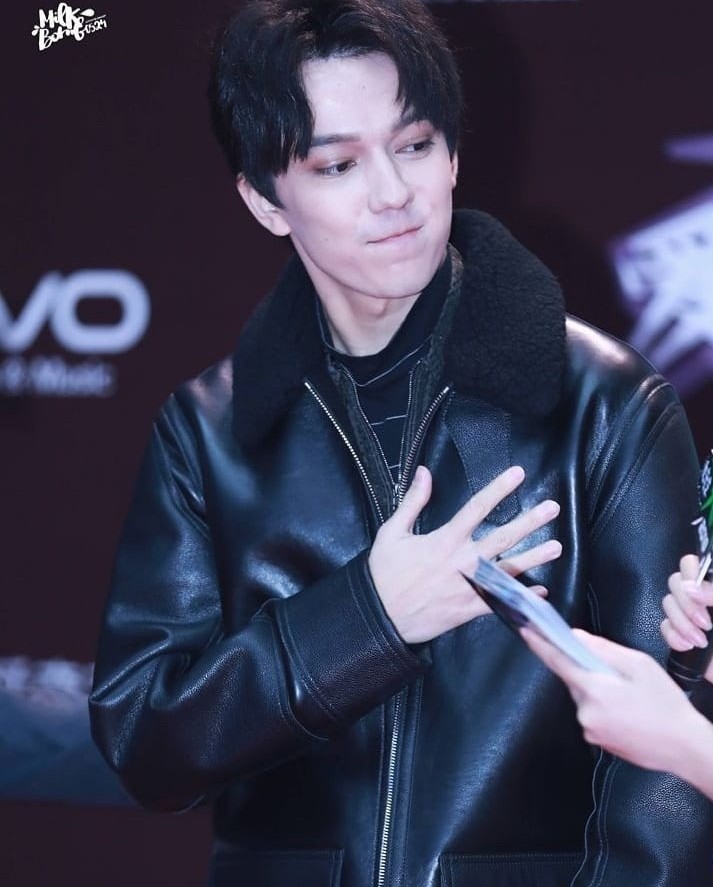 AnaMarDear1's tweet photo. @TopTenOfficial #ArtistaDelMes 
#TopTenMusical 
#Dimash
@dimash_official 
🦋🌺🌺🌺🦋 https://t.co/GELWTohC0V