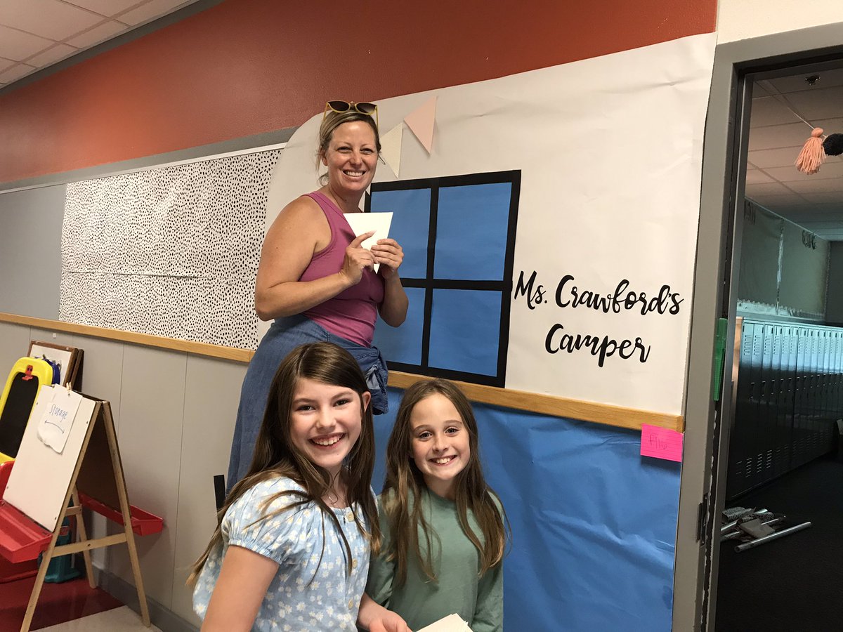 BColmeneros's tweet photo. @HicksElementary #hickses we feel the love with these amazing helpers #kinder #lisdwl https://t.co/mWba7p8O3x