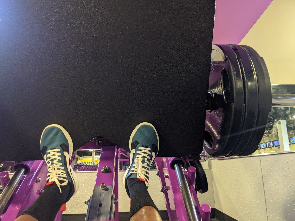 StarksVision18's tweet photo. 🍗 leg day 🧘🏿‍♂️ flex up. #gymlife #gymmotivation #buildabody #FolloMe #FolloForFolloBack #body #lifegoals #life @StarksVision18 https://t.co/OaKpVx3odv