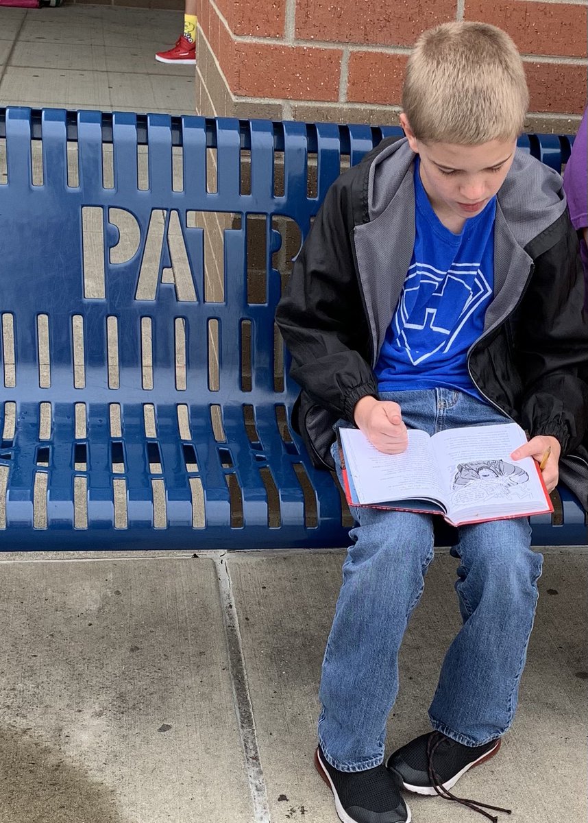 KimberlyHass4's tweet photo. Friday afternoon, waiting on the bus…might as well read. #PatriotsRead https://t.co/xQ5TNsK6rn