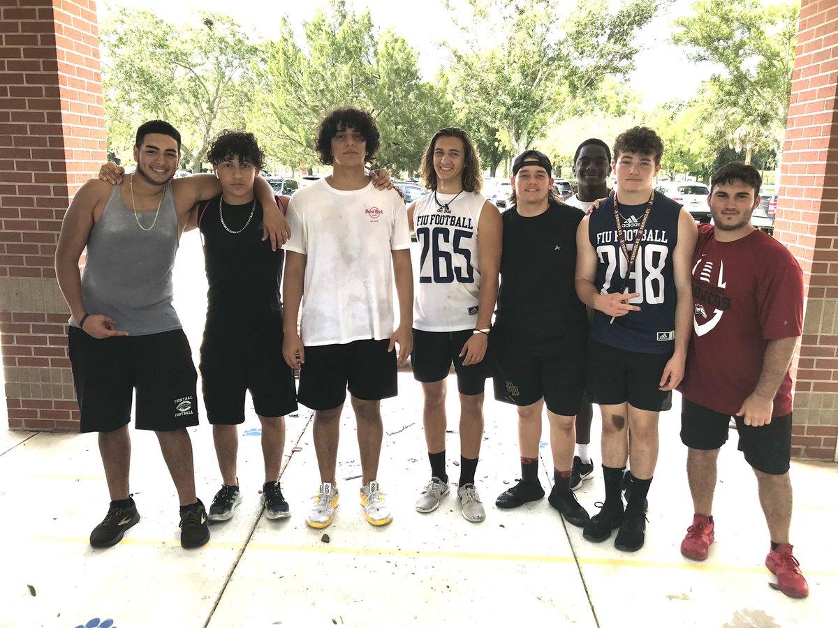 Got some volunteer work done today with my teammates at The local elementary school Panther Run Elementary <a href="/DominicM04/">Dominic Martinez</a> <a href="/WhitehallAidan/">Aidan Whitehall</a> <a href="/mikedavis2022/">Michael Davis</a> <a href="/JaidynHodgson/">Jaidyn Hodgson</a>