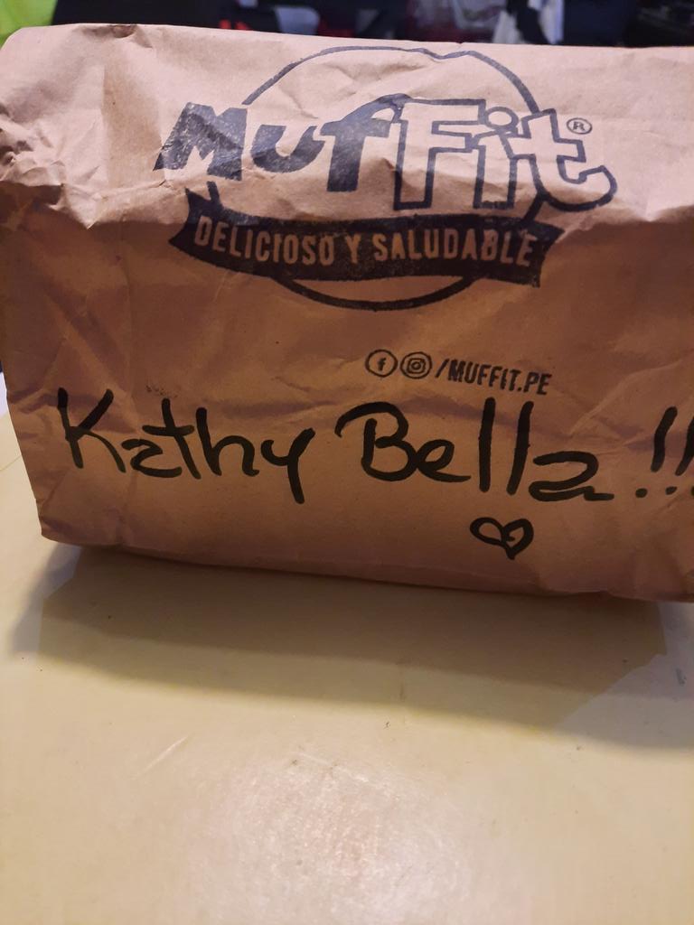 apsidalkat's tweet photo. Y llegaron a casa los deliciosos #MufFits de @LalyGoyzueta que nos alimentarán y llenarán de energía para el largo día que nos espera mañana!!! Es nuestra opción de desayuno saludable. Esta vez elegimos manzana con arándanos. Pruébalos. No te arrepentirás. https://t.co/ksHrrCkNc4