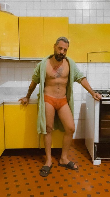 na hora de montar os figurinos da &uacute;ltima grava&ccedil;&atilde;o, as diretoras sugeriram usar uma calcinha. e num &eacute;<a href="/tag/daddy"class="tags"><span>#daddy</span></a>