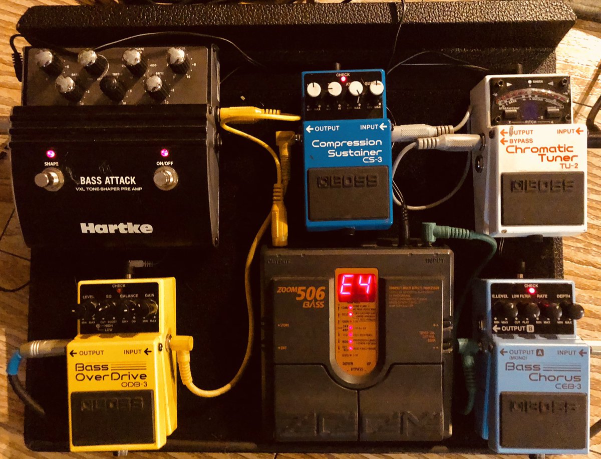sabuesomusical's tweet photo. Signal flow para el Fender Jazz. Back to live! Uno de estos chicos, no es como los otros; sí, el Zoom506🤷♂️. Sin embargo, tiene un efectillo bien bacano. Tranquilos, es provisional. Sé que no se ve bien con los otros, pero funciona y soluciona. #bassattack #boss. Cuál es su flow? https://t.co/xKbbxS3Tm2