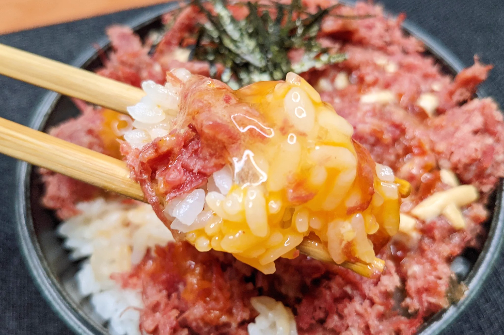 お箸が止まらなくなる美味しさ？！コンビーフ×卵かけご飯の絶品レシピ！