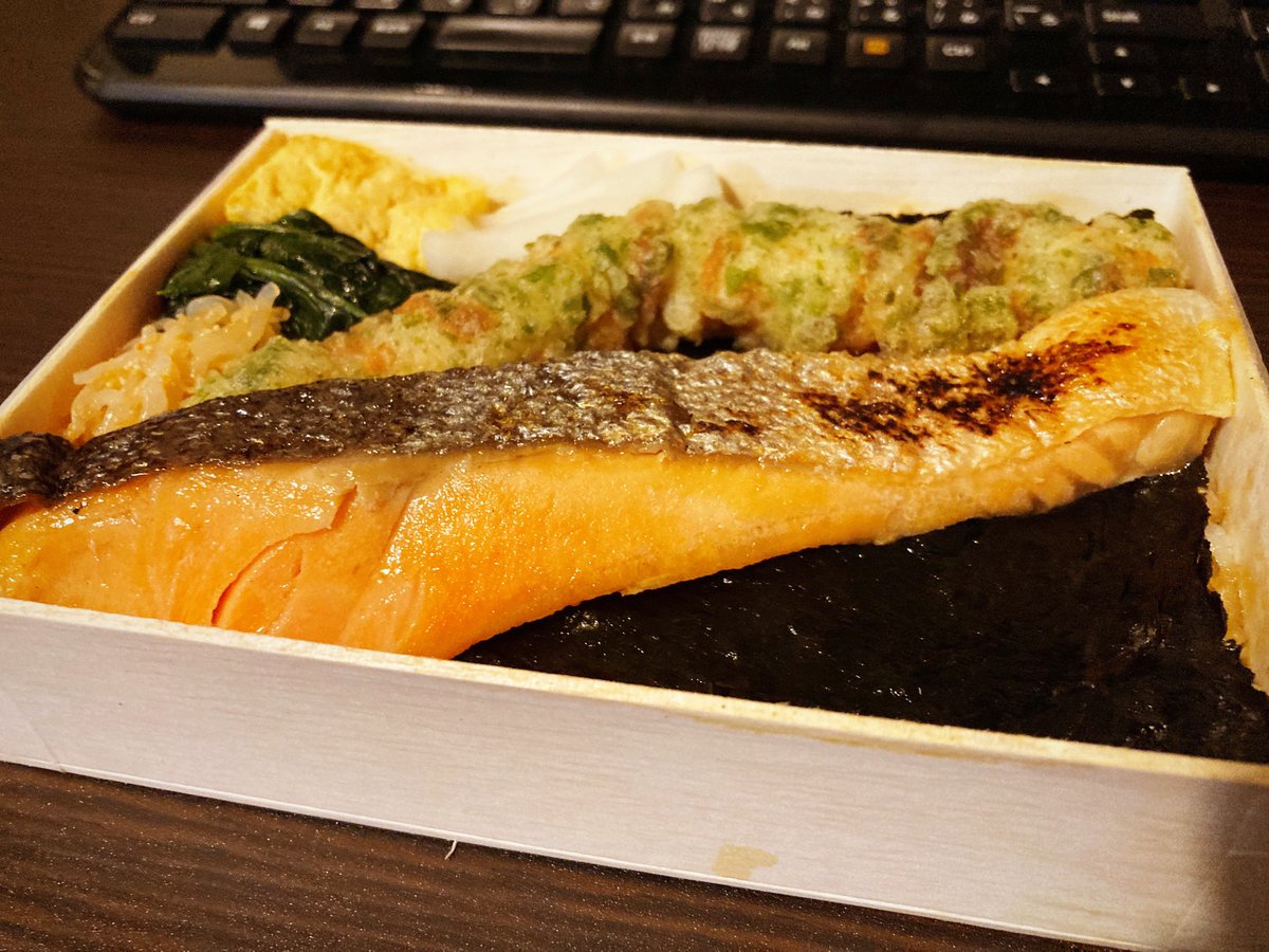 今日の昼ご飯、たまの1,000円海苔弁。

「山登り 海」というお弁当です。銀座SIXで連日完売の人気商品なのですが東京駅・上野駅の駅ナカなら何故かいつでも買えます。

海苔弁の概念が吹っ飛ぶ美味さなのでおすすめ🍱 