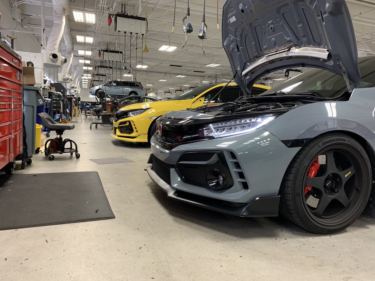 tuelzz's tweet photo. every time i leave my mechanic it's like i'm leaving Los Santos Customs #FK8 #SW388 #TE37SL #PhoenixYellow #SonicGreyPeral #Mugen #Spoon #Honda #TypeR https://t.co/8pCvaiD7JO
