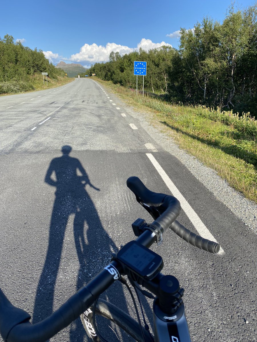 Kristian_HP's tweet photo. Hadde jeg vert så dum å sykle 10 meter til hadde jeg i følge regelboka måttet sykle 30 mil ekstra, minst, via covidteststasjonen i Umbukta for å nå målet for turen som var Krutvatnet. Denne riksgrensestasjonen er stengt. Dette i følge noen veldig hyggelige grensevakter https://t.co/8lstu4z0ae