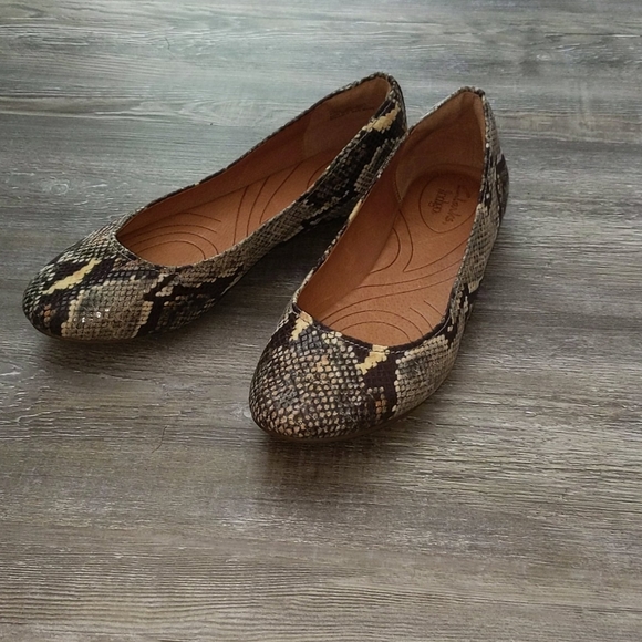 CJRye11's tweet photo. So good I had to share! Check out all the items I'm loving on @Poshmarkapp from @akpetty45 #poshmark #fashion #style #shopmycloset #tarte #clarks #adidas: https://t.co/qBr7BCohoG https://t.co/um3qkccZgb