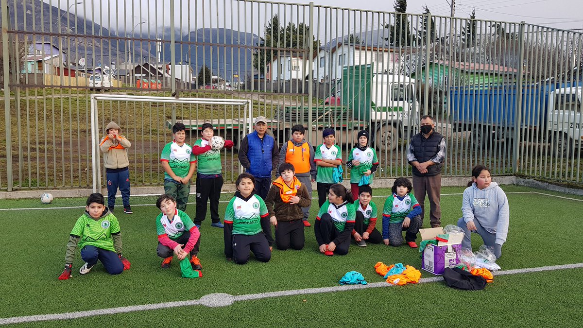 🔹️Esta tarde, se hizo entrega de indumentaria 👕🧦deportiva a niñas y niños👧👦, dirigidos por don Hugo Ortega, de Escuelita Marchant ⚽️ #Coyhaique
Felicitaciones! 👏👏👏