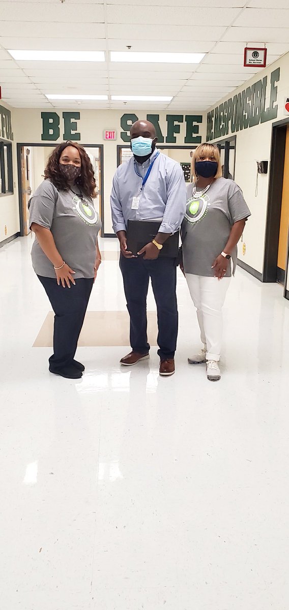 crewscontrol47's tweet photo. Survived our first week of school @LIVEOAKELEM with these essential pieces! @DrTiffanyRicha1 #ncssbethebest https://t.co/APiB61PoLD