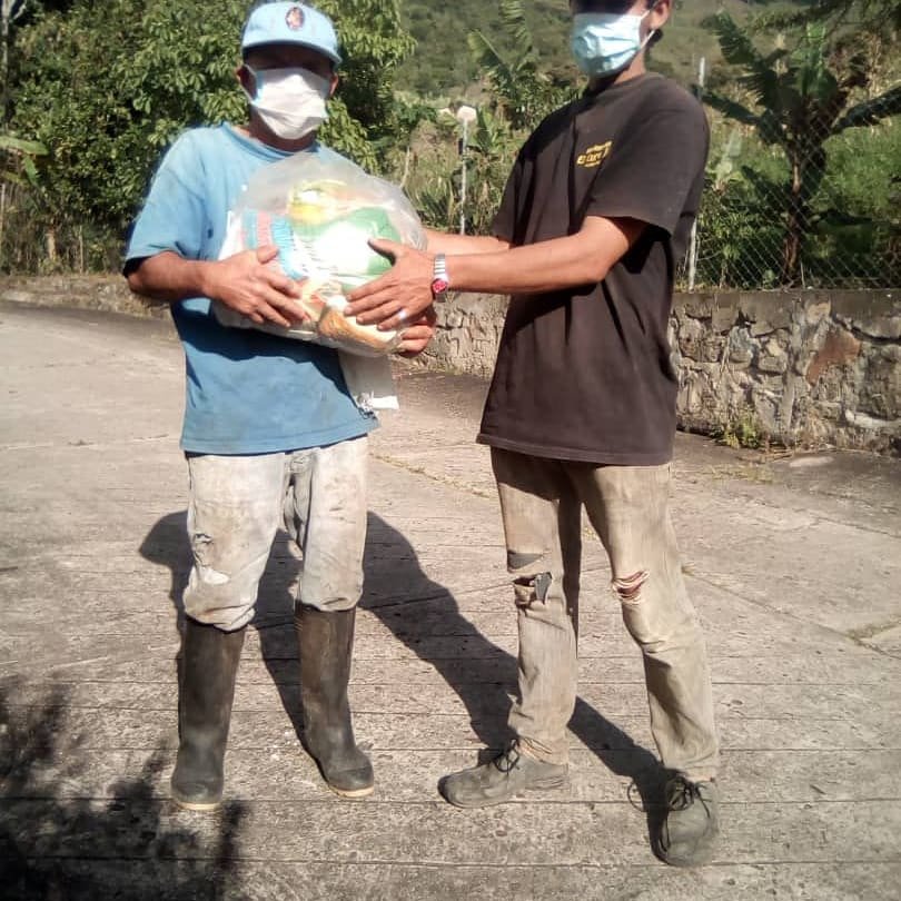 Clapmolino1's tweet photo. Gracias al presidente #NicolasMaduo, Freddy Bernal y a la Alcaldía de Michelena se realizó la entrega de la bolsa CLAP a las comunidades del Hato, Molino, Tribiños, la Loma y Platanales  216 familias.

@NicolasMaduro 
@freddybernal
@BermudezJoseA
@tachira_gmas 
@con_clap https://t.co/8aIrtGyK3k