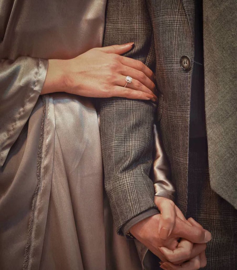 "يكفيني أن أشعر في عز اليأس المُحاط بنا أن قلبك على قلبي ، و أن الذي بيننا أعمق بكثير من أن يهون، يكفيني أنك السلام والمأمن في ظل الظروف البائسة، و أن حُبّك كافٍ كي أواجه به كل شيء، كل العوائق التي تمر بي🖤."