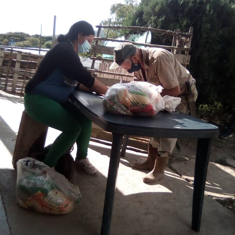 Clapmolino1's tweet photo. Gracias al presidente #NicolasMaduo, Freddy Bernal y a la Alcaldía de Michelena se realizó la entrega de la bolsa CLAP a las comunidades del Hato, Molino, Tribiños, la Loma y Platanales  216 familias.

@NicolasMaduro 
@freddybernal
@BermudezJoseA
@tachira_gmas 
@con_clap https://t.co/8aIrtGyK3k