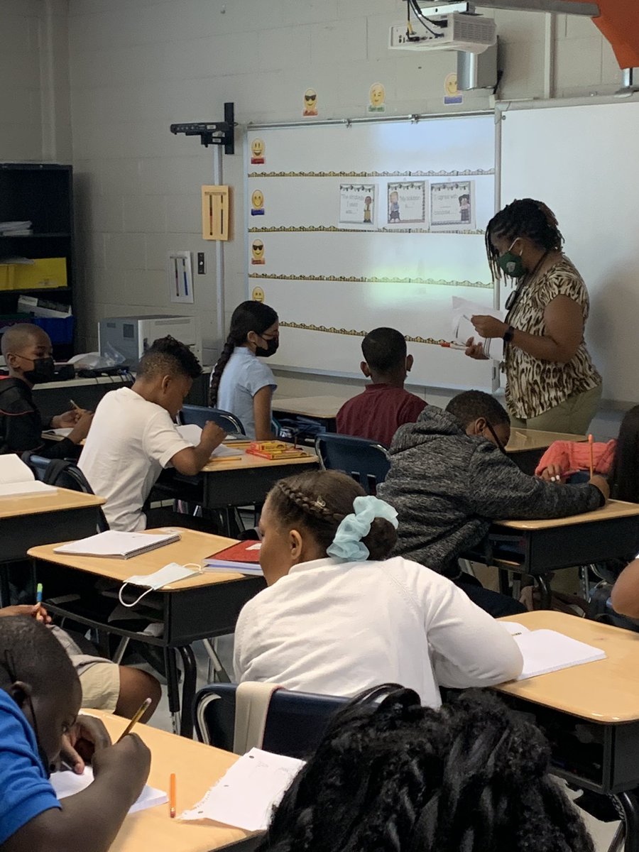 crewscontrol47's tweet photo. Teaching &amp; Learning @LIVEOAKELEM
@DrTiffanyRicha1 #ncssbethebest https://t.co/Xx9OyWQQMG