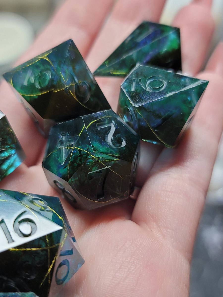 KhopperDice's tweet photo. Dice victory! I finally conquered a look I've wanted for almost a year.

Fireflies zipping around a night sky over grassland. That aurora borealis has been elusive but I did it.

Hell yes.
#dice #dnd #dnd5e #handmade #resin #art https://t.co/eHPDuVeNeF