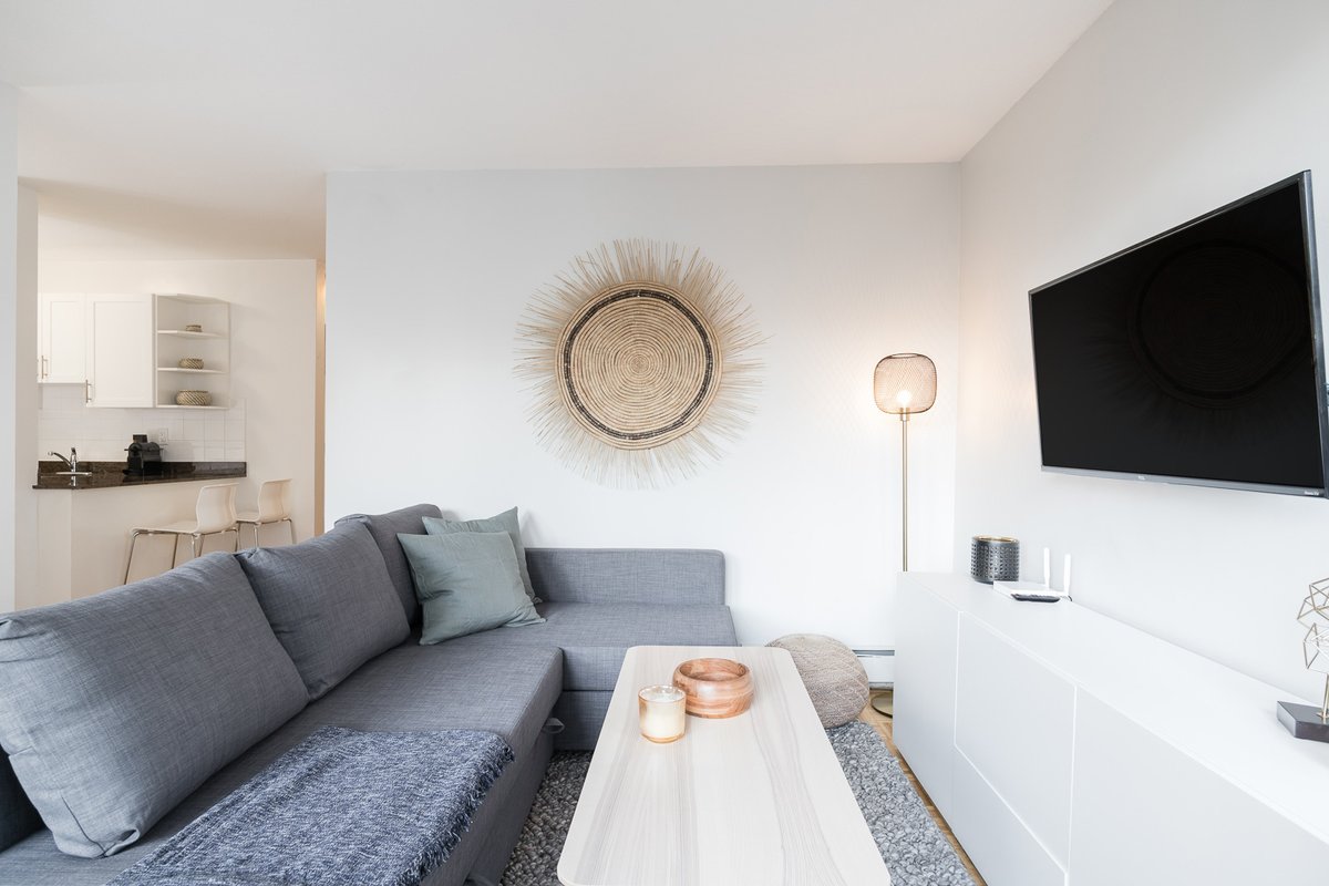#RenterTip: Add a bit of interest to blank white walls with fun art pieces!

Picture shown is a Hollyburn furnished apartment at Somerset in Downtown, Vancouver. Book your stay today &gt;&gt; ow.ly/wrkR50FM7P8

#MyHollyburn #FurnishedRentalsVancouver