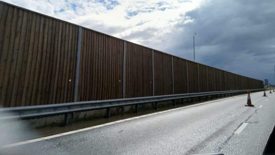 MotorwaysKill's tweet image. “Get over the barrier to safety”