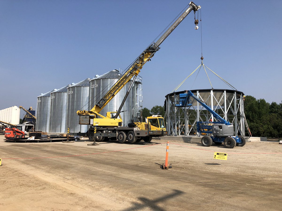 heinjehofer's tweet image. 25,000 bushel Brock hoppers going up