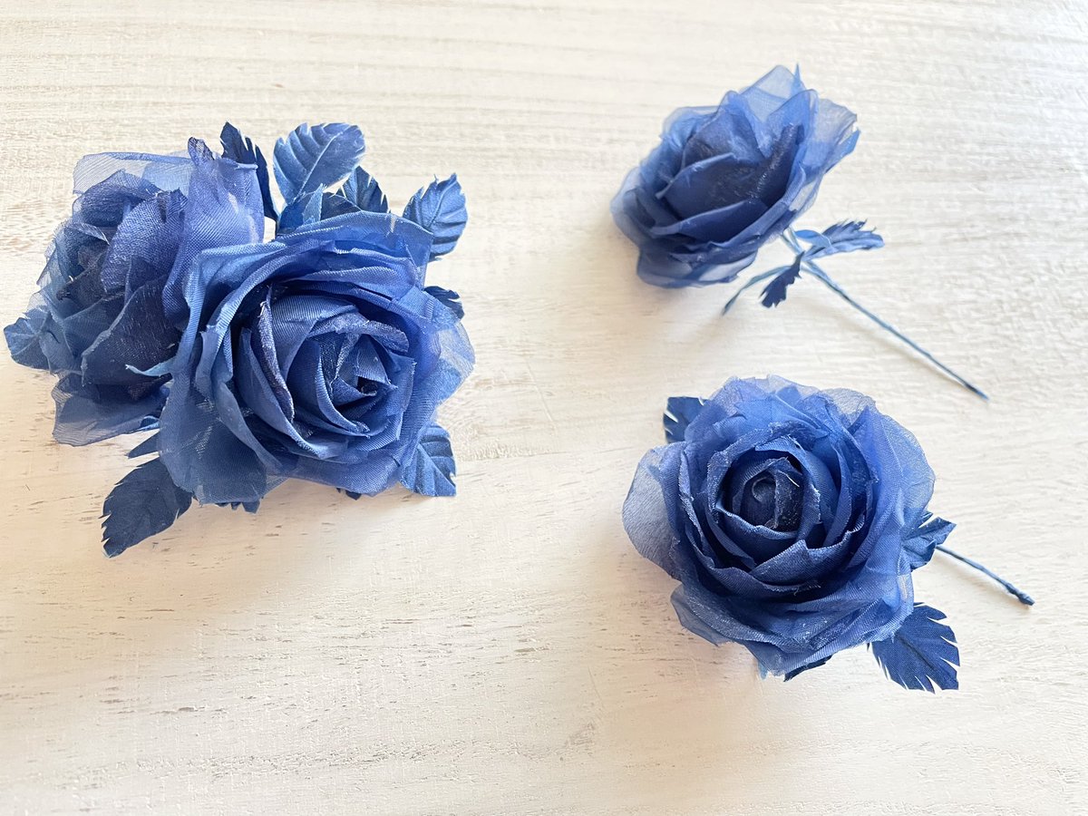 《深海の青い薔薇》
お花が組み上がりました♪

#布花　#布花アクセサリー #染め花　#fabricflower #fabricflowers