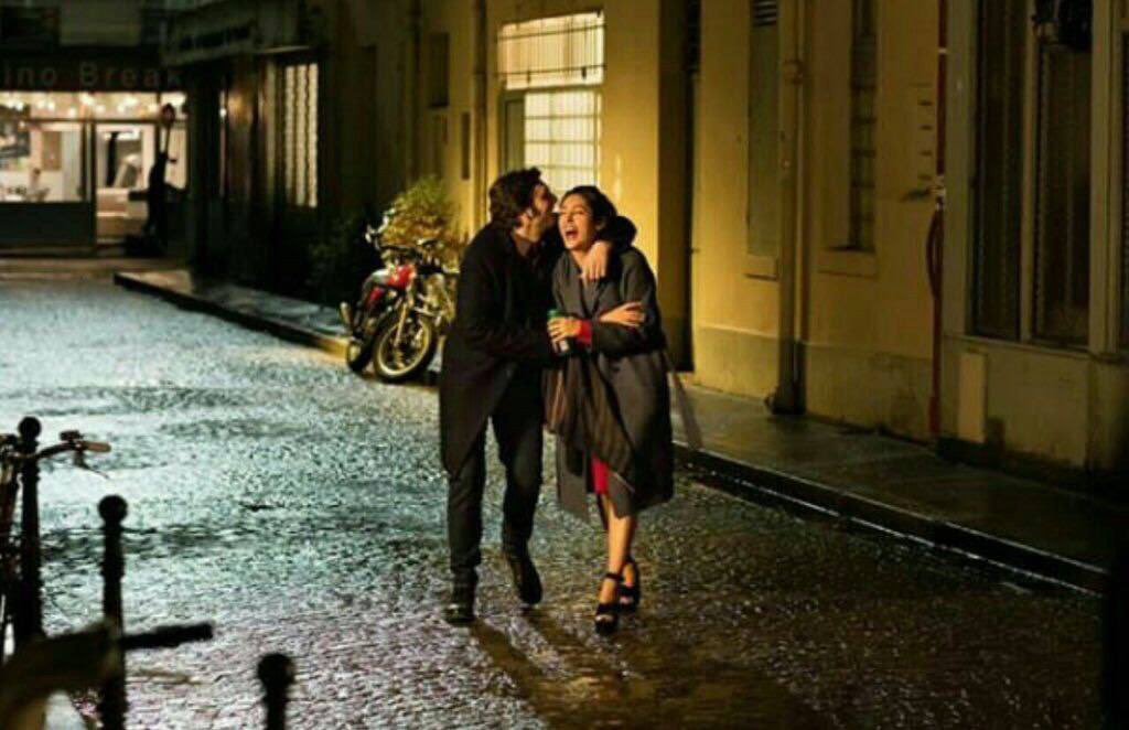 عِندما وَصفَ ضِحكتها قال : الأمر أشبه بِمجموعةِ أطفال صِغار يَركضون نَحوي و يدايَ لا تتسعان لِ ضَمّهم جَميعاً .