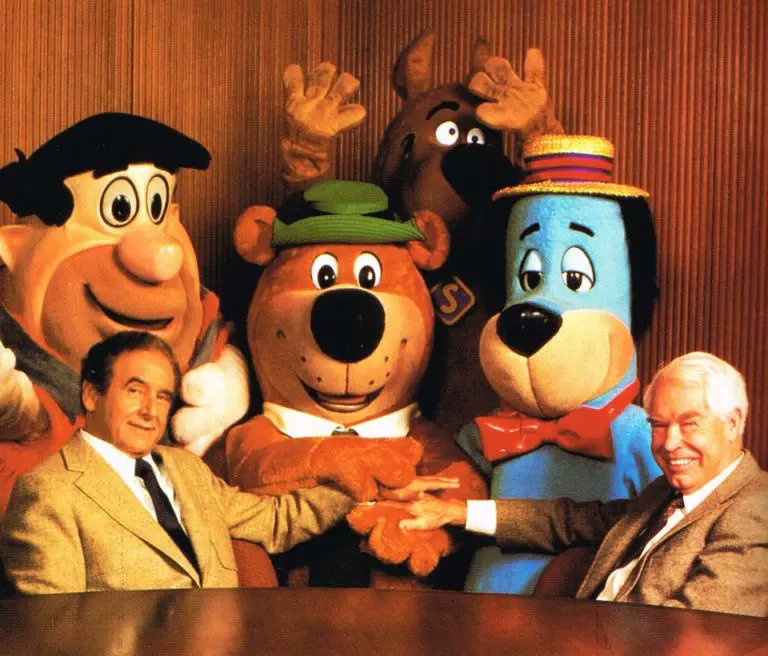 Joseph Barbera e Bill Hanna com alguns de seus personagens populares. Quando a MGM fechou unidade de animação, em 1957, eles pararam de produzir desenhos animados de Tom e Jerry e começaram seu próprio estúdio para atenderem o apetite insaciável da TV por conteúdo infantil.