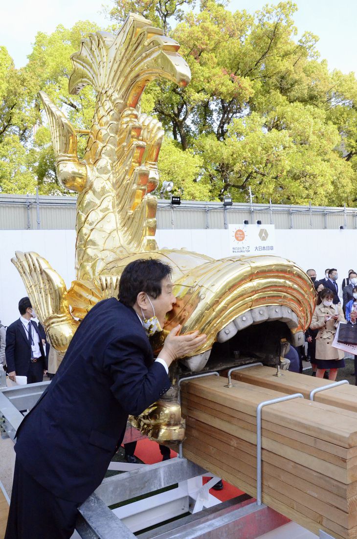 「メダルかじり虫」河村名古屋市長、４月に名古屋城の「シャチホコ」にもかぶりついていた　金を見るとかぶりつく習性か
sankei.com/article/202108… 
天守閣より下ろした金しゃちに触れられる特別展覧の開会式に出席した河村氏は、関係者が大勢残った会場で雄しゃちに接近、マスクを外してかぶりついた。