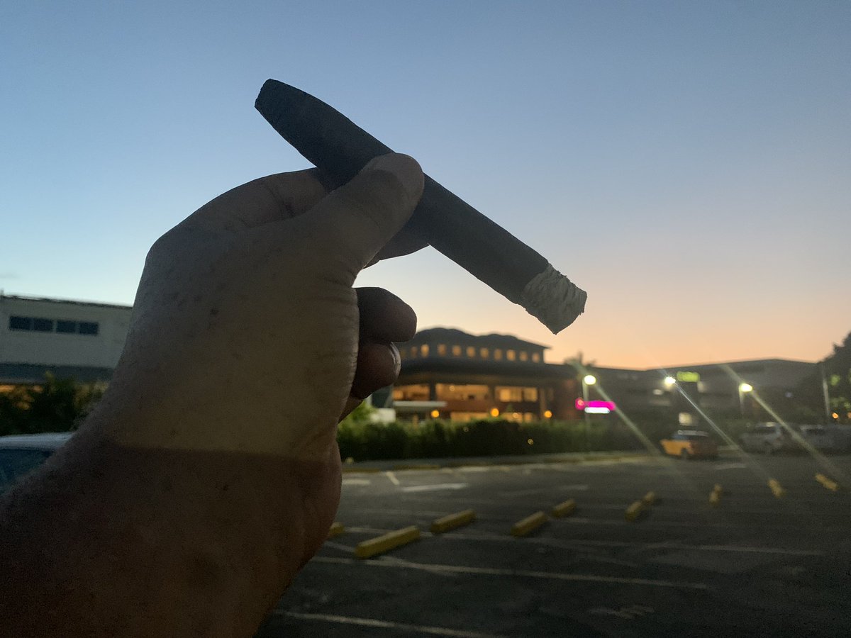 FernandoSued1's tweet photo. #SunsetBeach #fscigar https://t.co/f0hlUebl6X