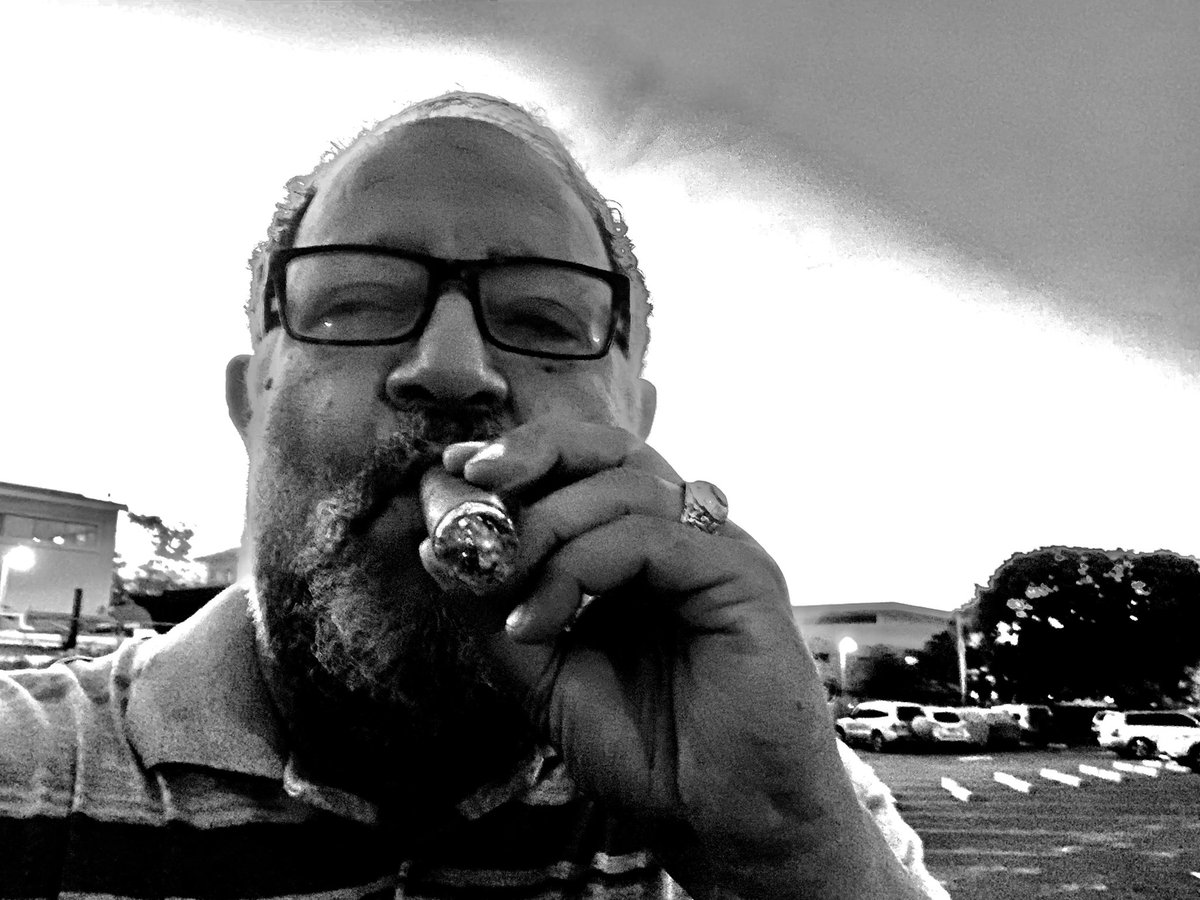 FernandoSued1's tweet photo. #SunsetBeach #fscigar https://t.co/f0hlUebl6X