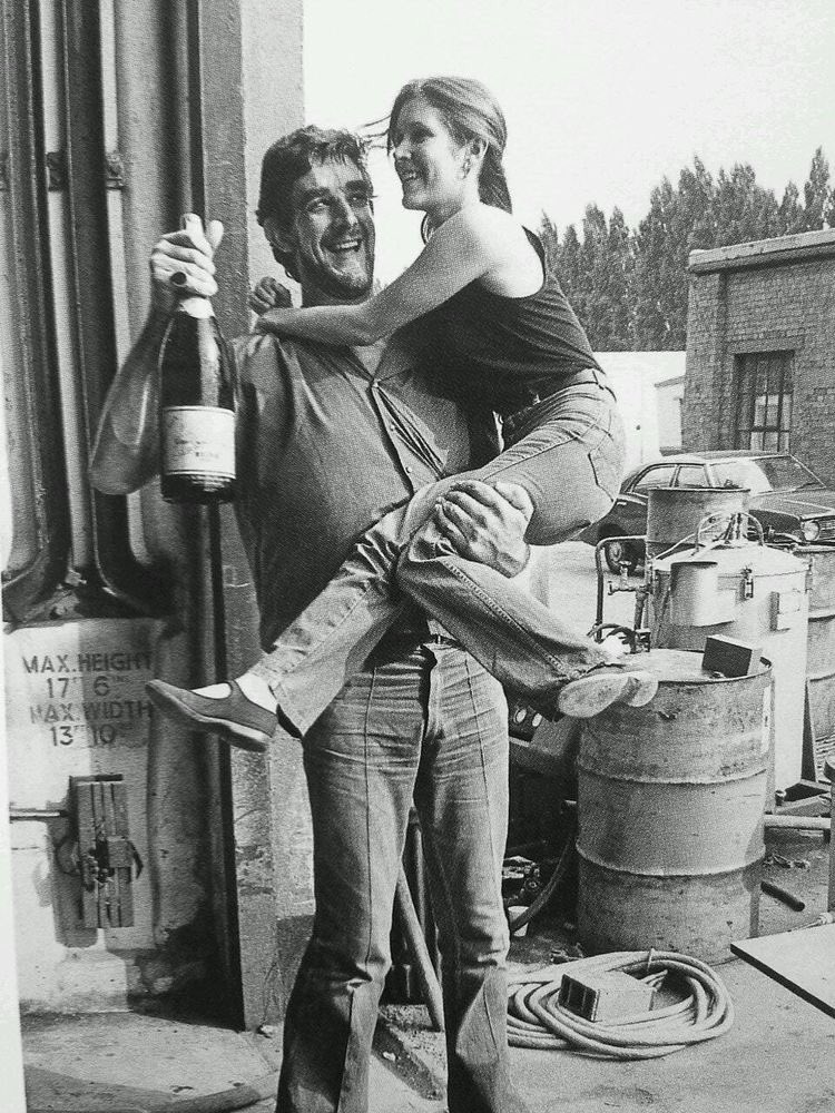 RT @aIderaanians: peter mayhew carrying carrie fisher is the most adorable thing ever https://t.co/vofAOtCJ6g