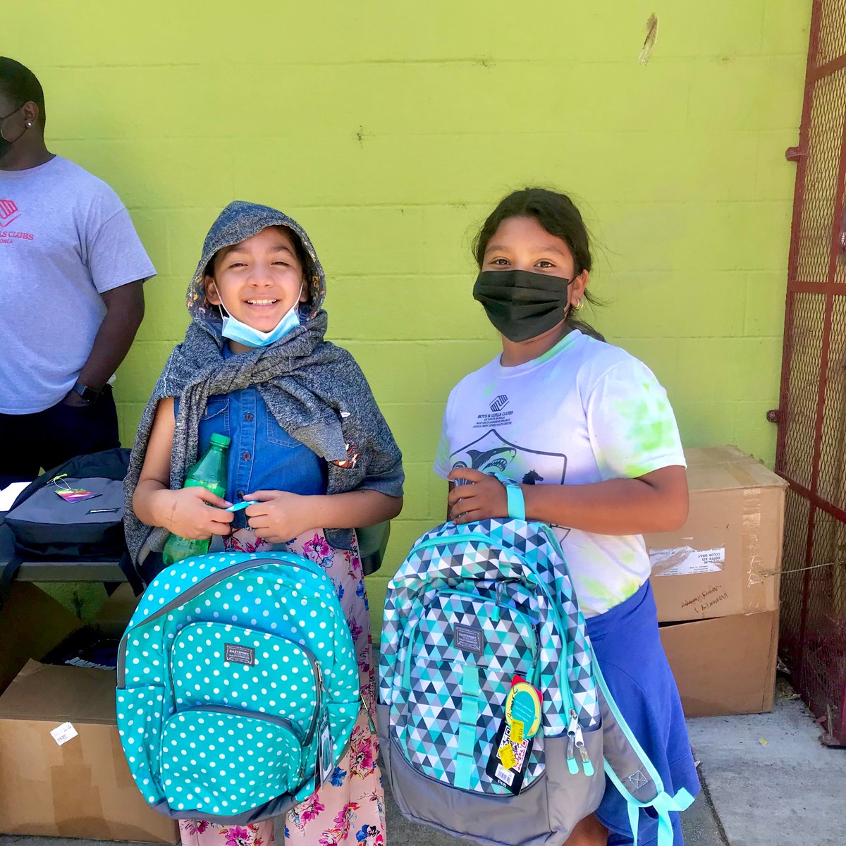 OurEchoesofHope's tweet photo. Happy Friday!😎We celebrated the end of the week by giving backpacks &amp; books to 70 students at the Boys &amp; Girls Club in Mar Vista! 120 students also received lunch from a food truck. A huge thank you to the Joseph and Bessie Feinberg Foundation for funding the event's meals! https://t.co/D9ApwweYVq