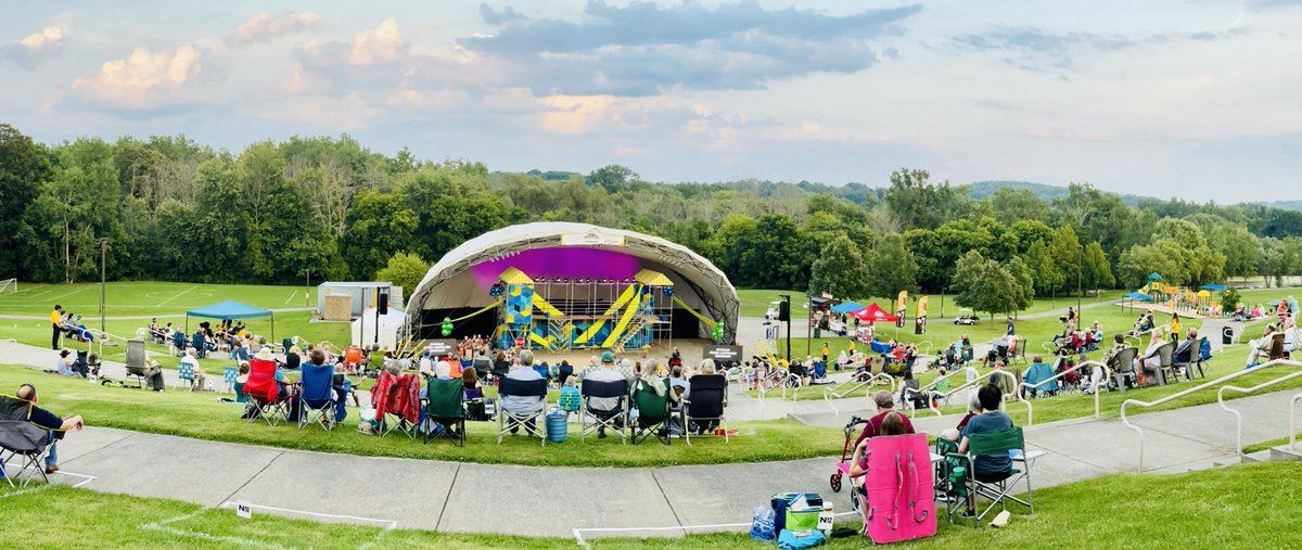 suburbanitis's tweet photo. Opera within walking distance of our house? Yes please https://t.co/gahwgzgdyk