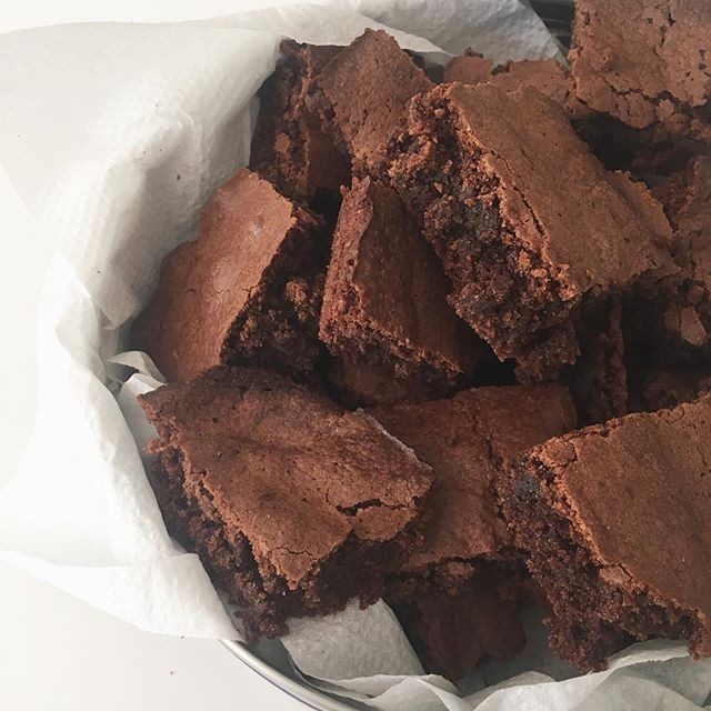 SimonNaoSaimon's tweet photo. Fiz brownies!!!! E você, o que vai comer??? https://t.co/cfqMTQc6DH