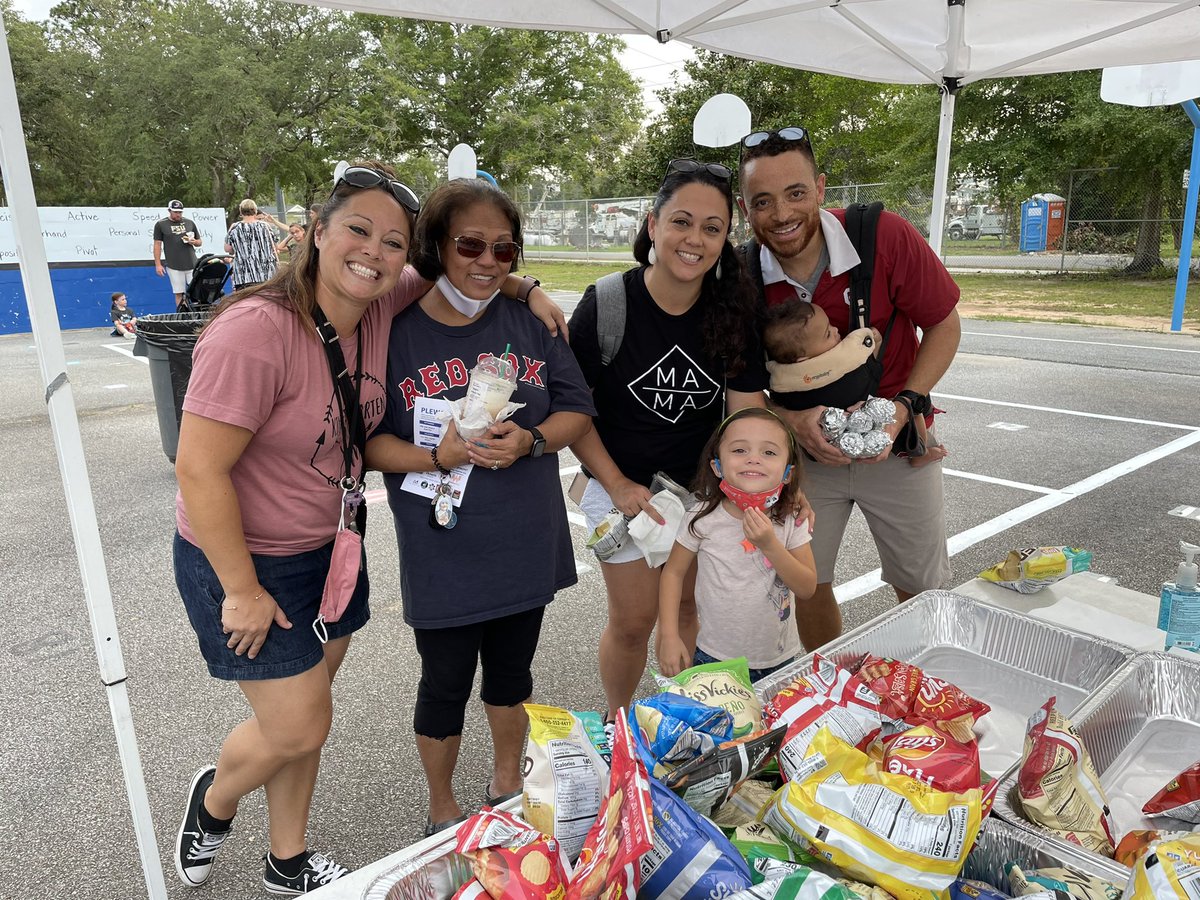 PlewElementary's tweet photo. THIS is why Plew is known as a community school!  We have missed seeing you all on campus.  Thank you to the best PLA for planning this picnic!  ❤️@OCSD1 @mdchambers25 https://t.co/xeQrETBX7t