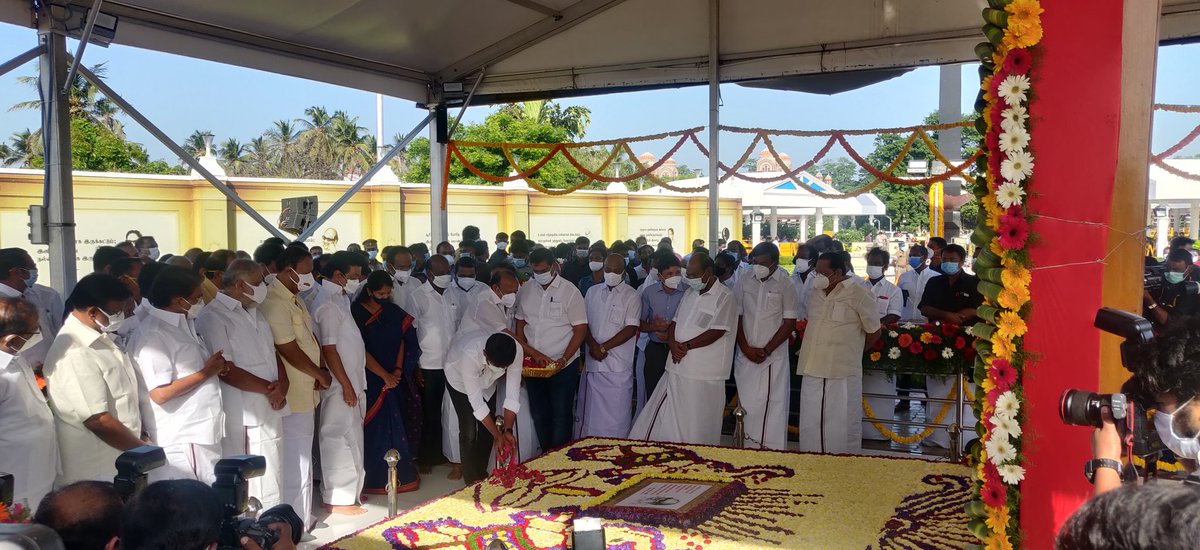 am_Lavu's tweet photo. மறைந்த முதலமைச்சர் கருணாநிதி நினைவிடத்தில் முதலமைச்சர் @mkstalin மலர் தூவி மரியாதை

@KanimozhiDMK #Duraimurugan @Udhaystalin https://t.co/mGllVx5f3Z