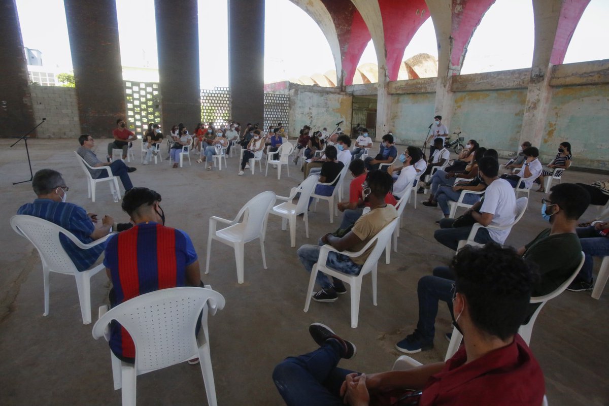 Sostuve valioso intercambio con jóvenes del <a href="/ISRICuba/">ISRI Cuba</a> sobre realidad actual de la nación. 

Con una juventud #DeLaTallaDeRoa, que demostró valentía y entrega sin límites en tareas de apoyo al enfrentamiento a #Covid19 y otras de carácter social, la continuidad está garantizada.