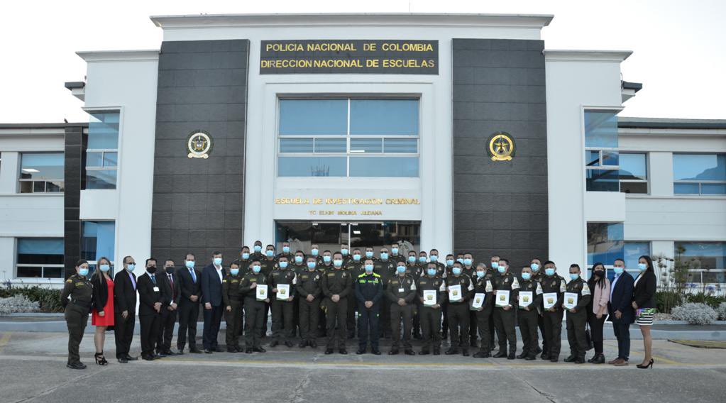 PoliciaAduanera's tweet photo. #AEstaHora en acto protocolario finalizamos nuestro Primer Curso Básico de @PoliciaAduanera con énfasis en investigación criminal. Fortalecemos nuestros conocimientos en pro de la efectividad en la lucha contra el contrabando @DIANColombia. #TransformaciónPolicial https://t.co/8mlPnOWGzI