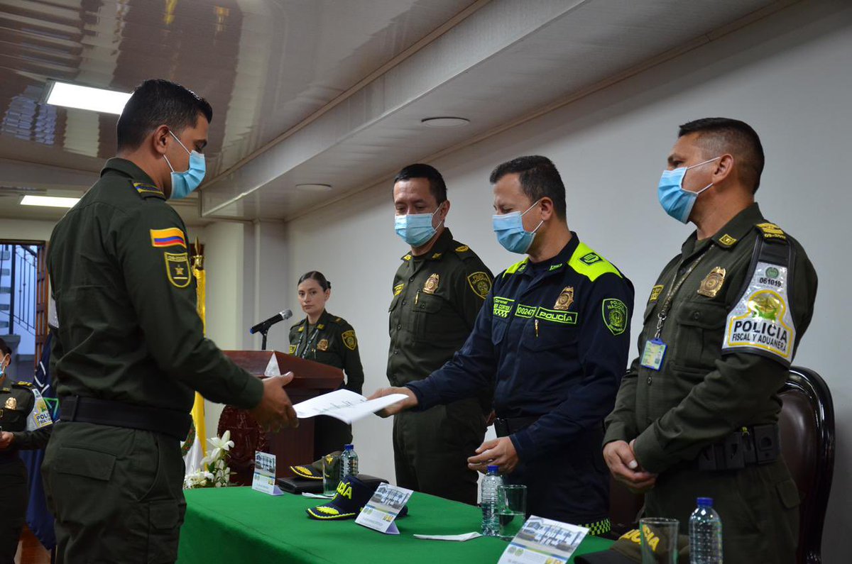 PoliciaAduanera's tweet photo. #AEstaHora en acto protocolario finalizamos nuestro Primer Curso Básico de @PoliciaAduanera con énfasis en investigación criminal. Fortalecemos nuestros conocimientos en pro de la efectividad en la lucha contra el contrabando @DIANColombia. #TransformaciónPolicial https://t.co/8mlPnOWGzI