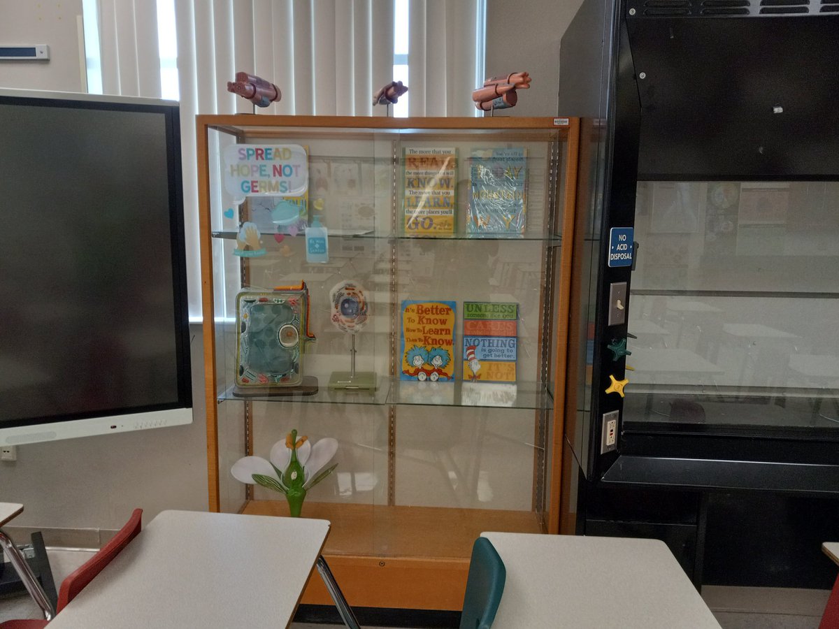 cdubs2202's tweet photo. I'm so excited about this year. My room is looking awesome 👌#biology #backtoschool https://t.co/4wXi8sQER8