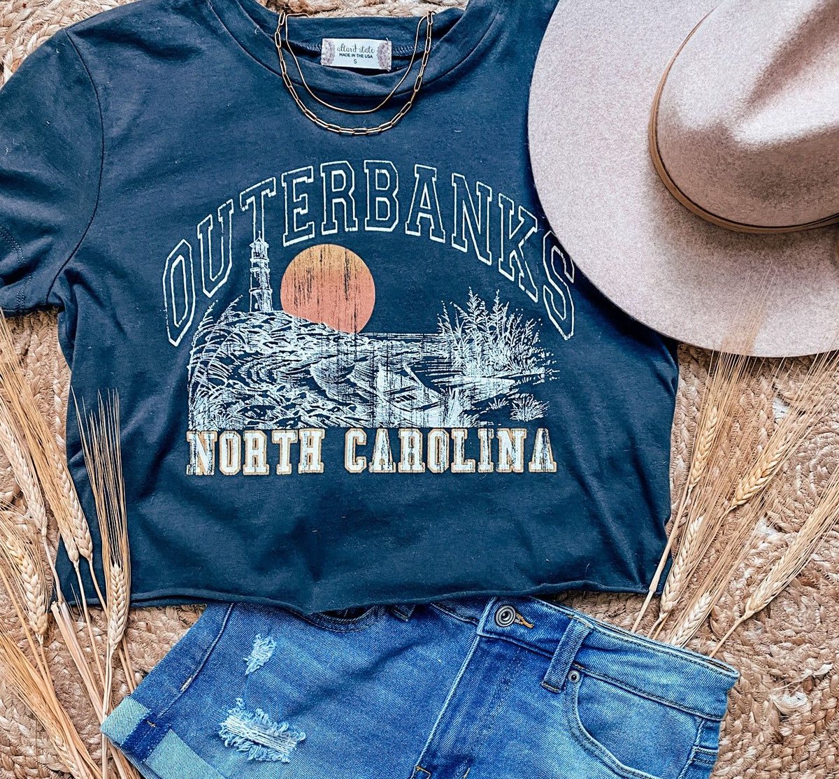 Fridays are for watching Outer Banks 🤩 Who else is watching this weekend? 🙋 #altardstate #standoutforgood #outerbanks #outerbanksseason2 #outerbankstop #outerbanksshirt #fridayfeels #fridaymood #fridayvibes #weekendmood #weekendoutfit