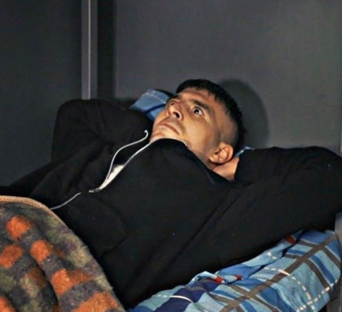 Uyumak için yattıktan bir saat sonra kendimi böyle buluyorum.