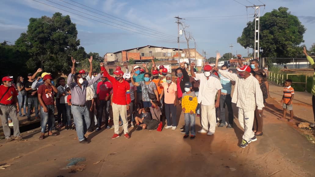 mocevedobolivar's tweet photo. Cierre de Campaña en Aceiticos I y II del candidato de la Patria por el PSUV, Jesus Alacayo. @dcabellor  @NicolasMaduro  @PartidoPSUV  #ciudadbolivarproductiva @taniapsuv @DeVueltaChavez https://t.co/zm1ChYTICn
