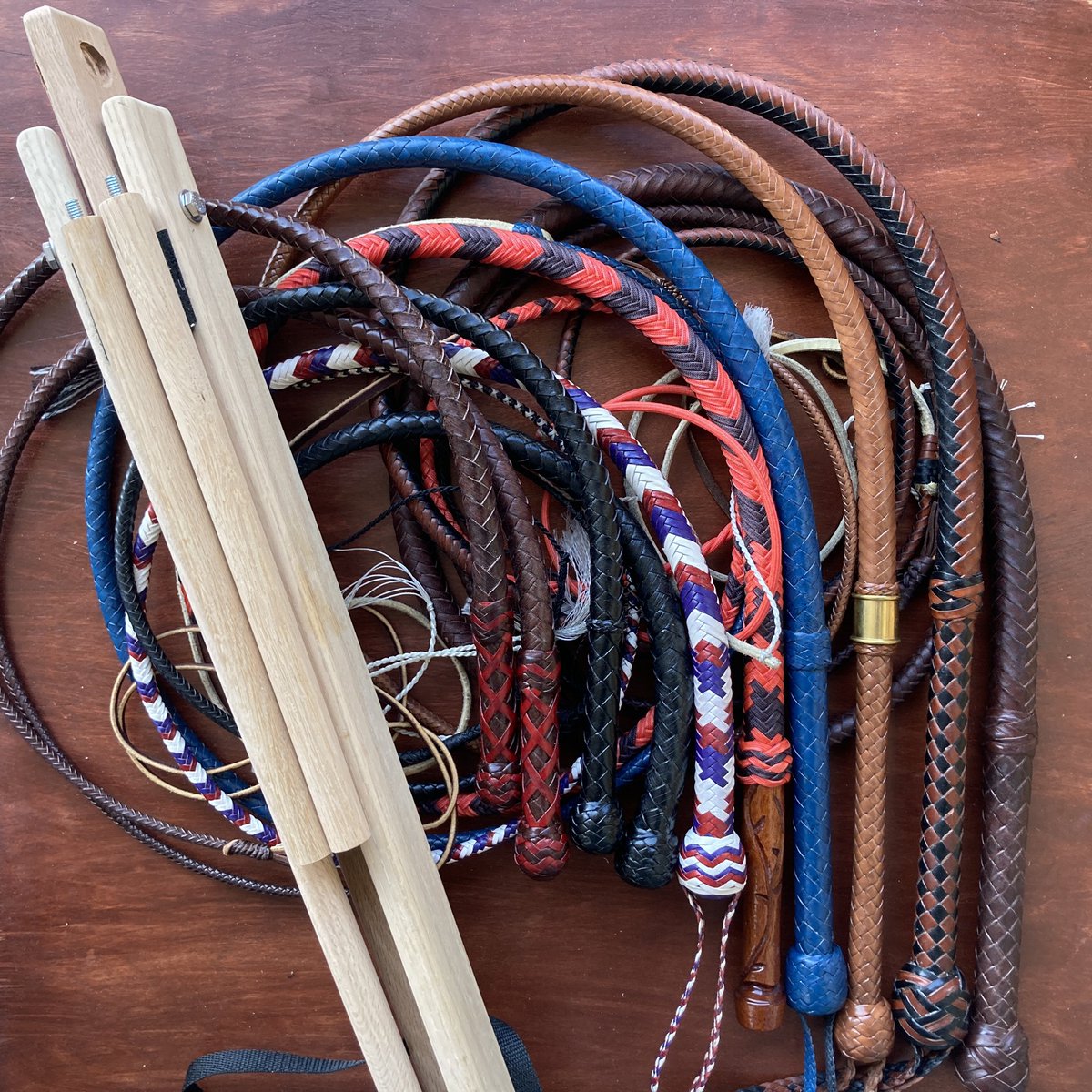 swordguybuilds's tweet photo. We're now down to the final 10 listings of the sale! There are 5 full size bull whips, 4 mini whips and singletails, and even a target stand!
.
.
#whip #whips #whipcracking #targetstand #whipsforsale #torrancefisher #swordguybuilds #leatherwhip #singletail https://t.co/077sWXB1vY