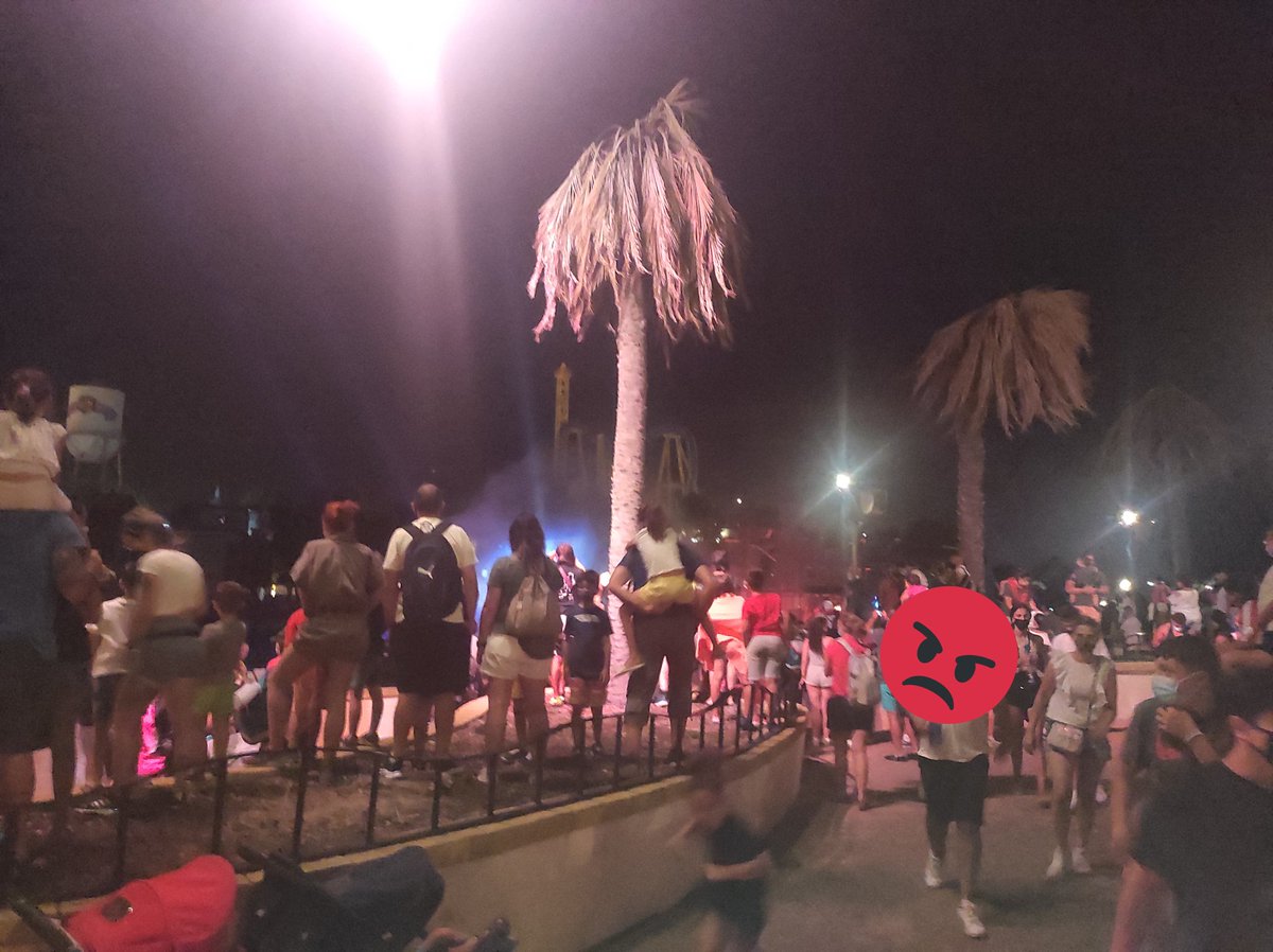 alvarorg1989's tweet photo. @ParqueWarner Distancia de seguridad en el espectáculo de Aquaman?. https://t.co/RuIb9QbgXv