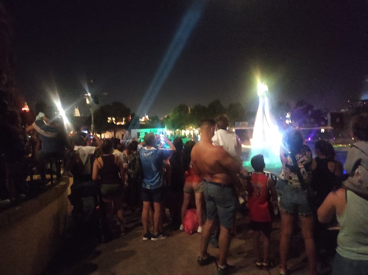 alvarorg1989's tweet photo. @ParqueWarner Distancia de seguridad en el espectáculo de Aquaman?. https://t.co/RuIb9QbgXv
