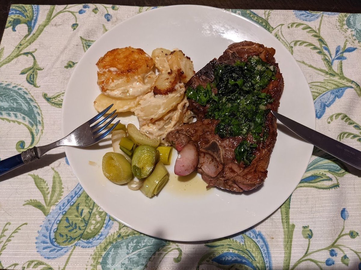 Our last two Gordon Ramsay inspired dishes: 
Lamb with chimichurri, braised leeks, and potatos grand mere. Then, steak with vanilla sauce and salad.
#ALT https://t.co/cU01ZfJs03