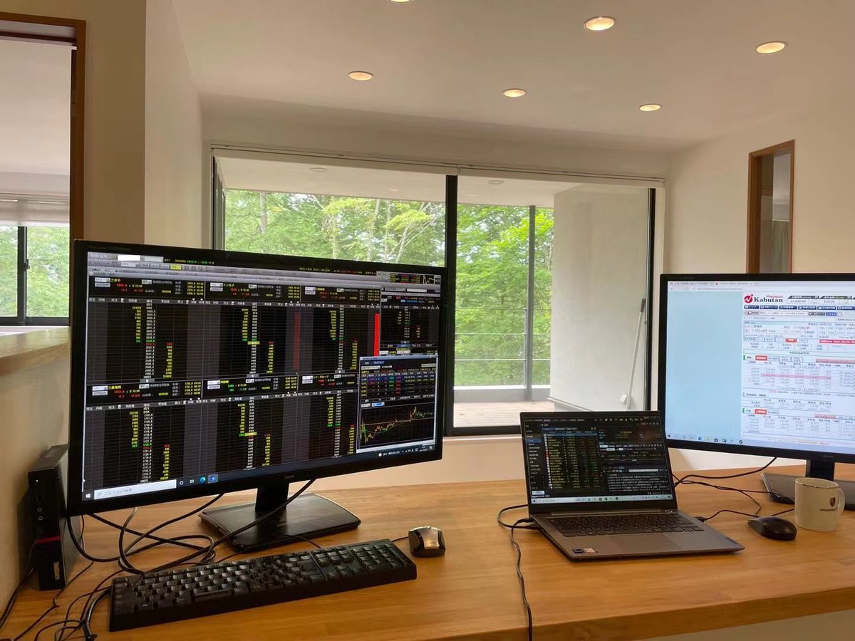 あまり参考にならないけど僕のトレード環境をご紹介します。写真は現在滞在中の別宅のトレード環境で極シンプルで、東京でもほぼ同じです。  PC２台、モニタ２台。画面のAPPは楽天Market Speed II、HYPER SBI、株探、日経CNBCプラス etc.です。 #トレード環境 # 株 #株式投資