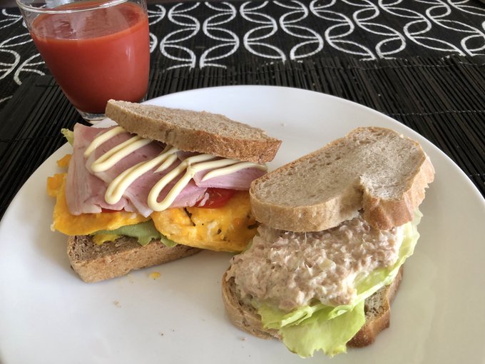 おはようございます。
たっぷり寝ちゃったもんね(ソファーで寝落ち)
朝はリンデのパンでサンド。 