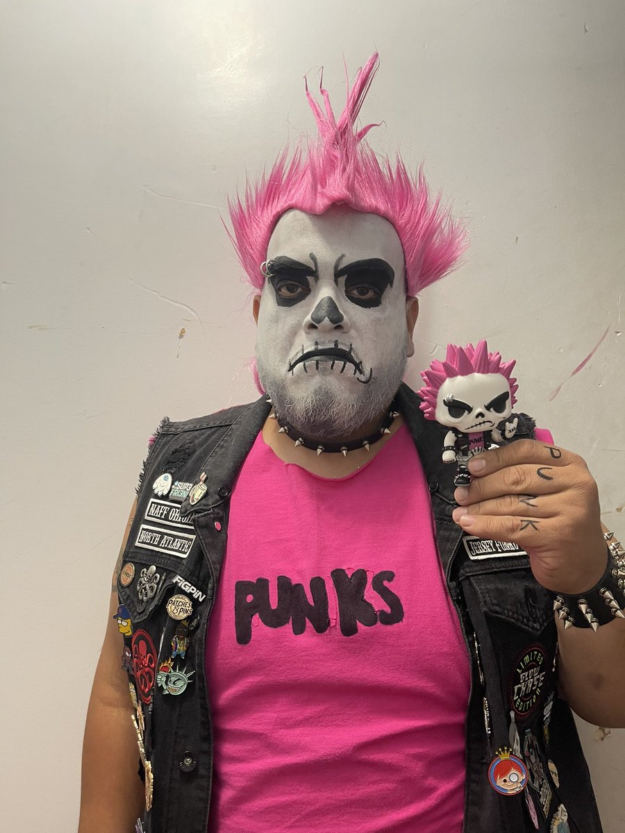 Jersey__Jorge's tweet photo. What a night!!! I can deal with 2nd place! π€π½ @funko @brianmariotti @HilaryLGray @ash_anderson24 @sup3r_jen #funko #protopunks #funkon #Fundays https://t.co/7ljzcxZtwv