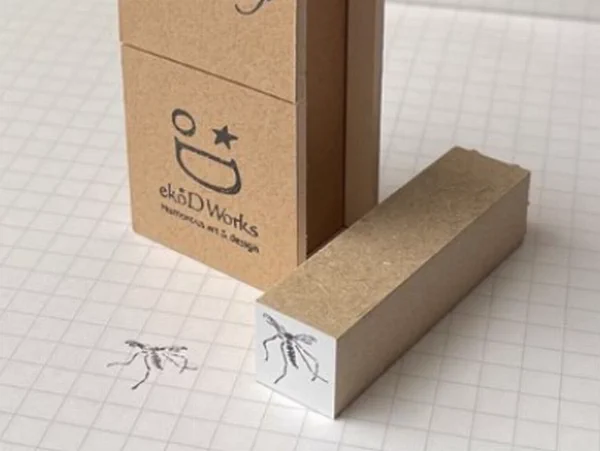 叩き潰された蚊を再現！？ユニークすぎるモスキートスタンプが登場！